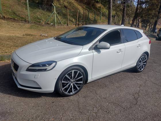 VOLVO V40 2.0 T4 MOMENTUM GASOLINA 4P AUTOMÁTICO